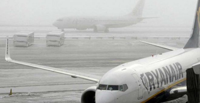 Cancelaciones y retrasos en Barajas por la nieve y el hielo