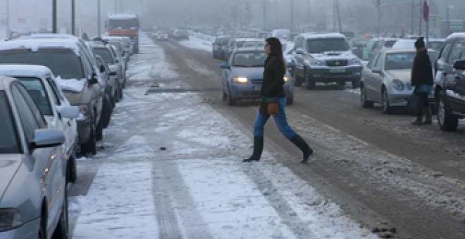 Cerrados 70 tramos de carreteras y 24 puertos por la nieve y el hielo