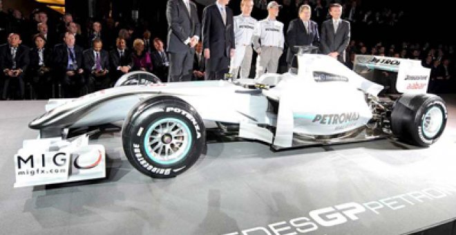 Schumacher se presenta con el coche de Button