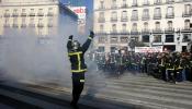 Los bomberos madrileños echan humo con Esperanza Aguirre