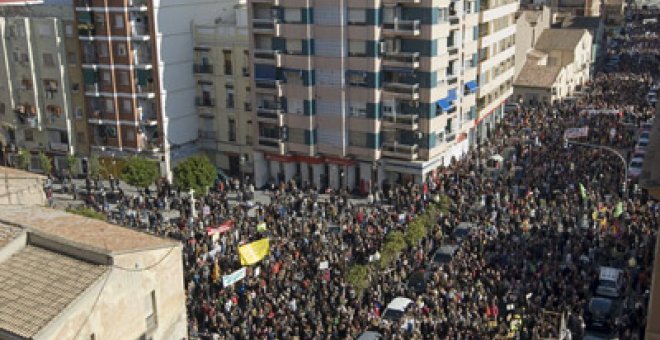 Miles de personas marchan en Valencia contra el derribo del Cabanyal