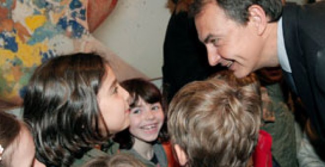 Zapatero con unos niños: "Yo soy más bueno que Rajoy y que tú"