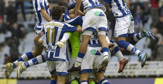 La Real Sociedad gana con un gol de falta de su portero