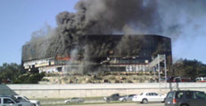 Un hombre roba una avioneta y la estrella contra un edificio