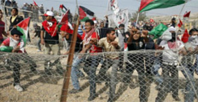 Manifestantes palestinos derriban parte de la valla de Cisjordania
