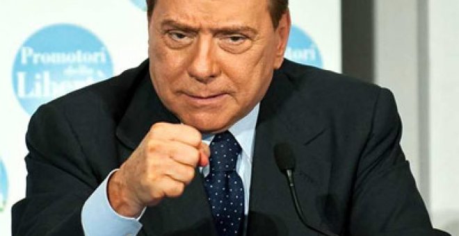 Berlusconi acusa a la izquierda de pretender una "invasión de extranjeros" para cambiar el peso del voto.