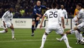 Cambiasso da ventaja a Mourinho