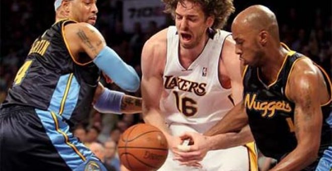 Los Lakers tumban a Denver en el duelo del Oeste