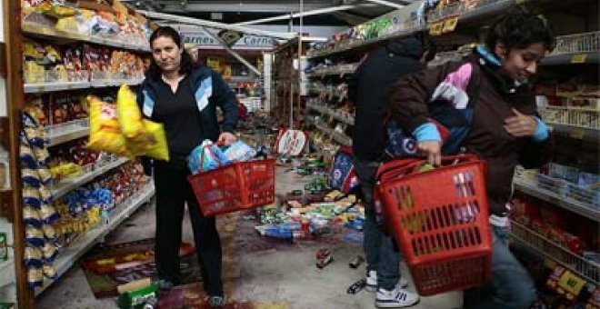 Un muerto y 55 detenidos en la primera noche bajo el toque de queda en Chile