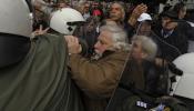Cientos de manifestantes ocupan el Ministerio de Finanzas griego