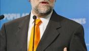 Rajoy reprocha a Zapatero que hiciera una defensa tardía y "mínima" del Rey