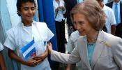La Reina Sofía visita un reducto de desarrollo en la zona más marginal de San Salvador