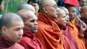 Un monje birmano huido a Tailandia denuncia torturas en la prisión militar