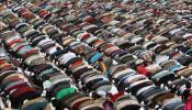 Los musulmanes de India celebran el "Aid al Fitr" entre fuertes medidas de seguridad