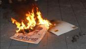 Unos 150 estudiantes se concentran en apoyo a los jóvenes que quemaron fotos de los Reyes