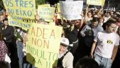 Miles de personas piden el indulto en Santiago de tres condenados por agredir a la policía en una protesta