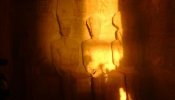 Los rayos solares iluminan el rostro del faraón Ramsés II en Abu Simbel