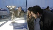 Alonso visita una exposición que reúne objetos de su carrera abierta hoy en Oviedo