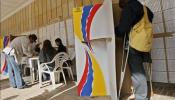 Cierran los colegios electorales en Colombia