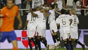 3-0. El Sevilla se olvida de Juande e infligió la primera derrota foránea al Valencia