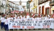 Ex mineros de Boliden son desalojados de la Casa Rosa y cortan el puente de las Delicias