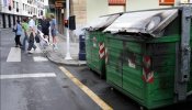 Varios turismos afectados por el incendio de dos contenedores en San Sebastián