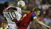 El holandés Boulahrouz, baja de última hora en el Steaua-Sevilla por una lesión de abductor