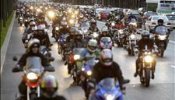 Miles de motoristas reivindican en el centro de Madrid más seguridad y respeto