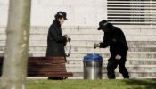 Un ertzaina pierde cuatro dedos al tocar el detonador de una de las bombas de Getxo