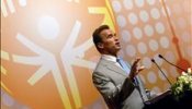 El gobernador Schwarzenegger intenta mediar entre guionistas y productores