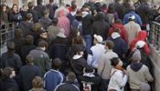 Cientos de personas asisten en la Puerta del Sol a una concentración antifascista