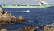 Comienza el vaciado del fuel de los tanques del carguero encallado en Ceuta