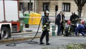 La rotura de una tubería de gas en Ermua obliga a cortar el tráfico ferroviario y a desalojar un bar