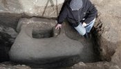 Unas catas en la Muralla de Ávila sacan a la luz un verraco celta del siglo II a.C.