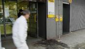 Desconocidos incendian la puerta de acceso a la oficina de Correos de Zaldíbar