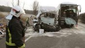 Dos muertos y un herido grave en el choque de un autobús y una furgoneta en Huesca