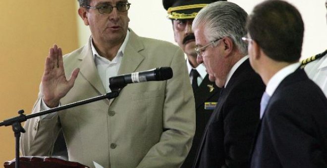 El oficialista Alberto Acosta es elegido presidente de la Constituyente por unanimidad