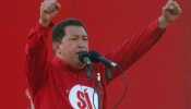 Una multitud "roja" colma la gran avenida de Caracas en apoyo a la reforma de Chávez