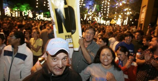 Concentración en una plaza de Caracas para celebrar la victoria del "no"