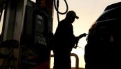 ¿Por qué llenar el depósito de gasolina no cuesta la mitad si el petróleo ha bajado un 57%?