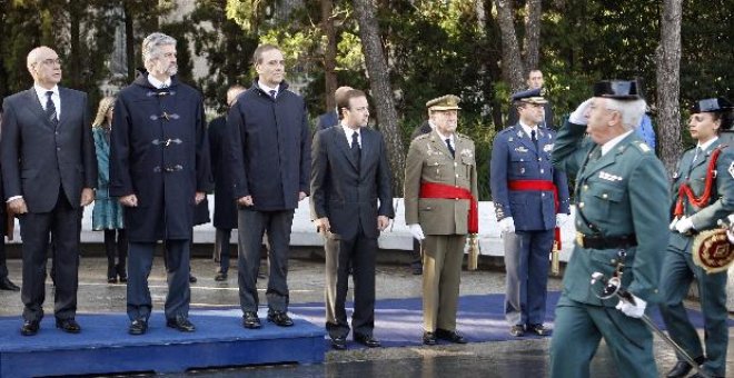 Marín, Rojo y Alonso presiden el acto de izado de la bandera protagonizado por la Guardia Civil