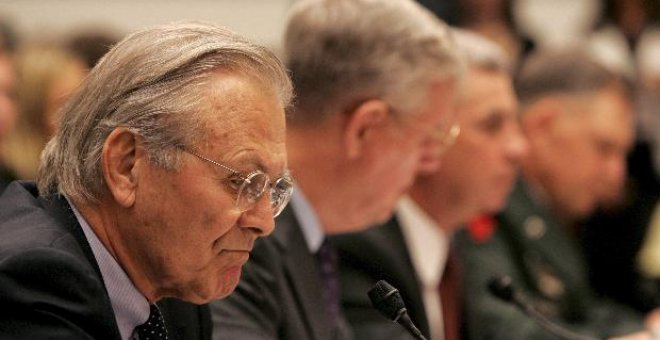 Reprochan a Kouchner el archivo de una denuncia en Francia contra Rumsfeld