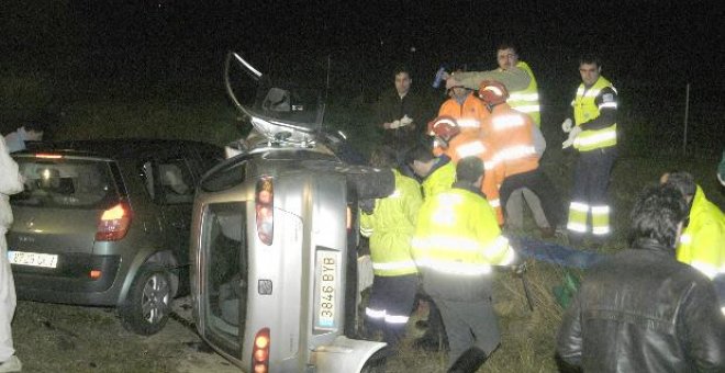 Un joven sin carné y con una elevada tasa de alcoholemia colisiona con seis coches en Gijón