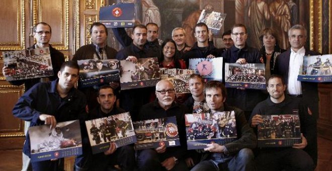 Los bomberos de Barcelona posan en un calendario solidario para ayudar a los enfermos de cáncer