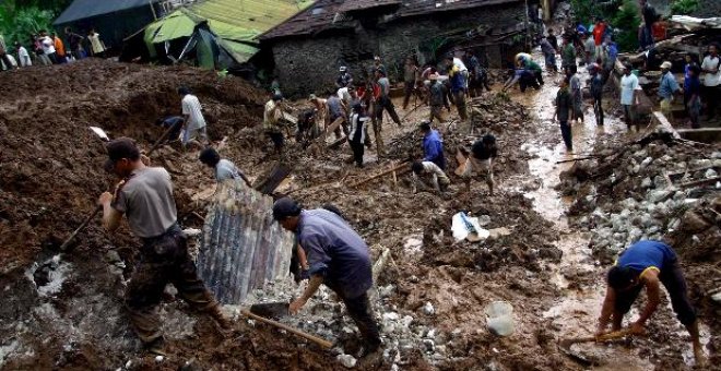 Continúa la búsqueda de 78 muertos o desaparecidos tras los deslizamientos en Java