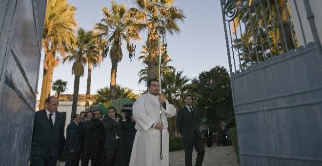 Familiares y amigos despiden a Pedro de Orleans en el pueblo de Sevilla donde vivió