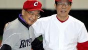 Fukuda y Wen juegan al béisbol para mostrar el buen estado de las relaciones China-Japón