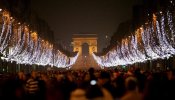 París despide el año con menos vehículos quemados y medio millón de personas en sus calles