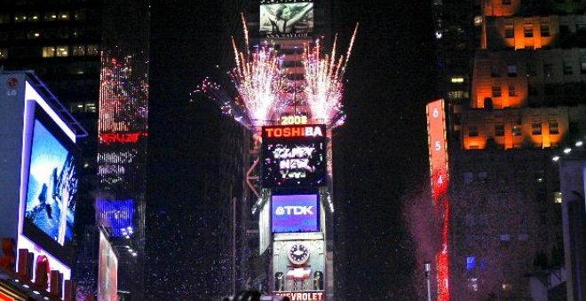 Más de un millón de neoyorquinos recibien 2008 en Times Square