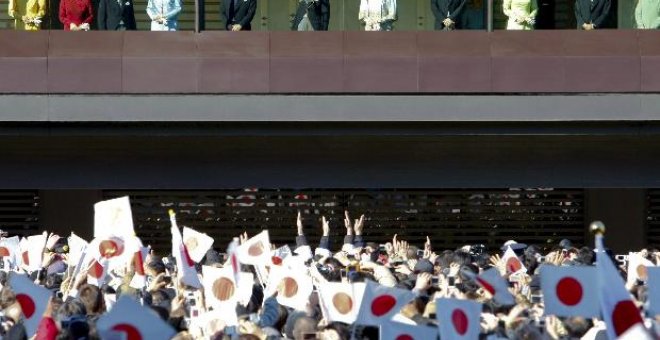 El emperador Akihito y toda su familia desean paz en 2008